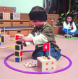 Ein Kind spielt im Zahlenhaus